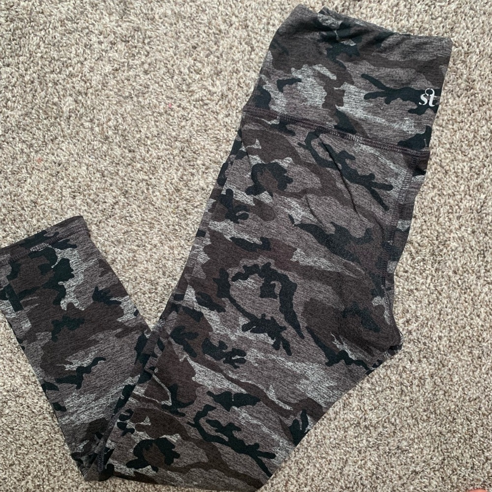 Strut this 7/8 camo army high rise yoga leggings (L)